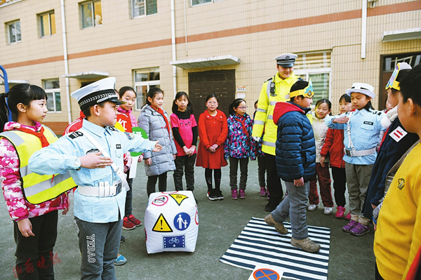 Taiyuan children taught traffic safety