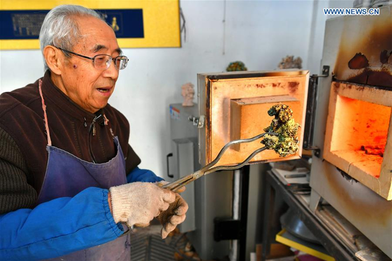 Shanxi craftsman turns waste into artwork