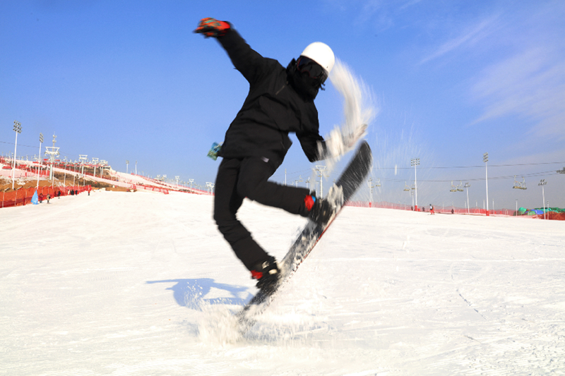 Datong opens intl ski resort