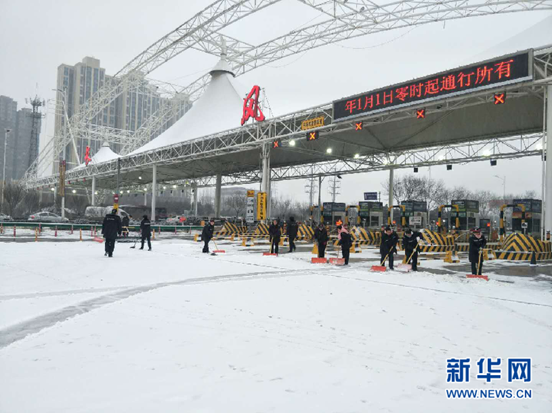 Maintenance workers keep Shanxi on the road