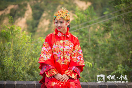 Couples opt for traditional wedding in Pingyao