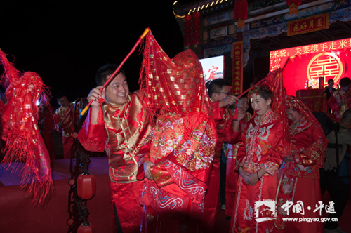 Couples opt for traditional wedding in Pingyao