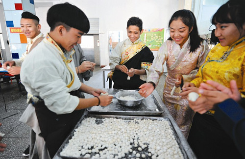 Tibetan students celebrate Tibetan New Year in Shanxi