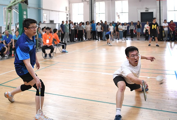 Shanxi University holds faculty badminton competition