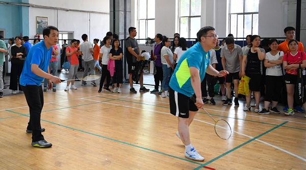 Shanxi University holds faculty badminton competition