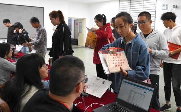 Freshmen arrive at Shanxi University