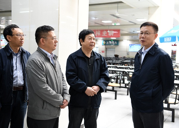 Chancellor Huang Guitian visits school personnel