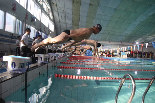 SXU students make a splash at swimming championship