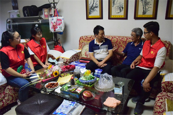 Shanxi University students visit retired teachers