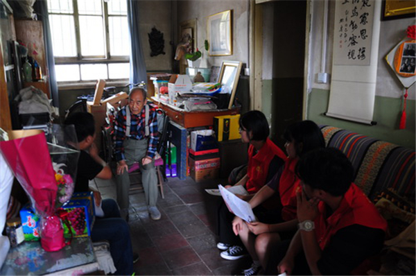 Shanxi University students visit retired teachers