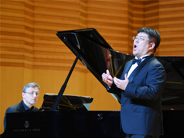 Italian songs performed at packed Shanxi University concert