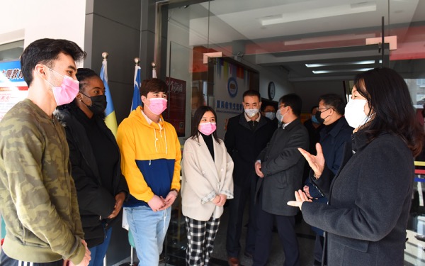 Shanxi officials visit SXU international students