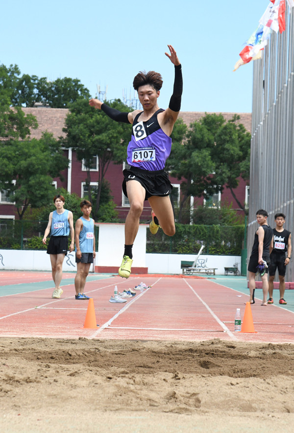 Shanxi University successfully holds track and field games