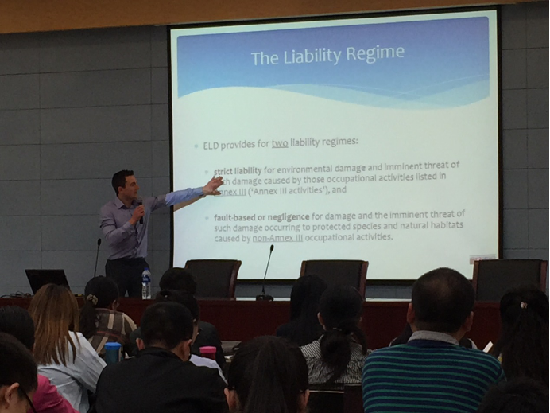 Law expert gives a speech in Shanxi University