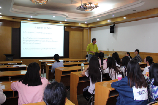 US algologist gives talk to SXU students