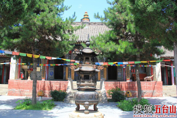 Zunsheng Temple, characterized by axial symmetry