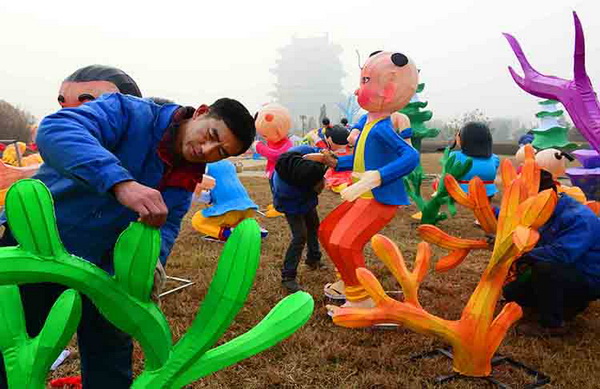 Festive lanterns decorate scenic spot in Shanxi