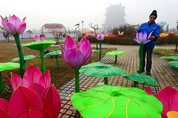 Festive lanterns decorate scenic spot in Shanxi