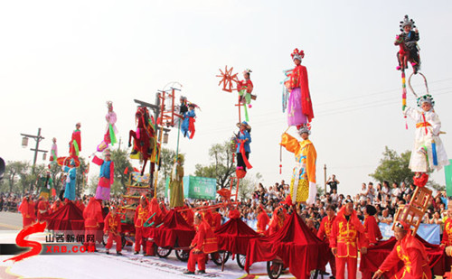 Multicultural pageant marches through Shanxi