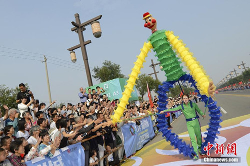 Multicultural pageant marches through Shanxi