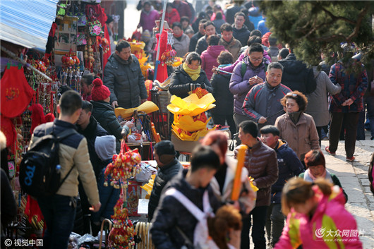 Praying for a fortunate Year of the Rooster at Mount Tai