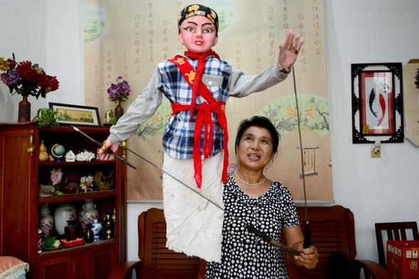 Couples in Shandong preserving puppetry