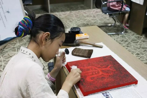 Inheritor introduces history of Mount Tai stone rubbing