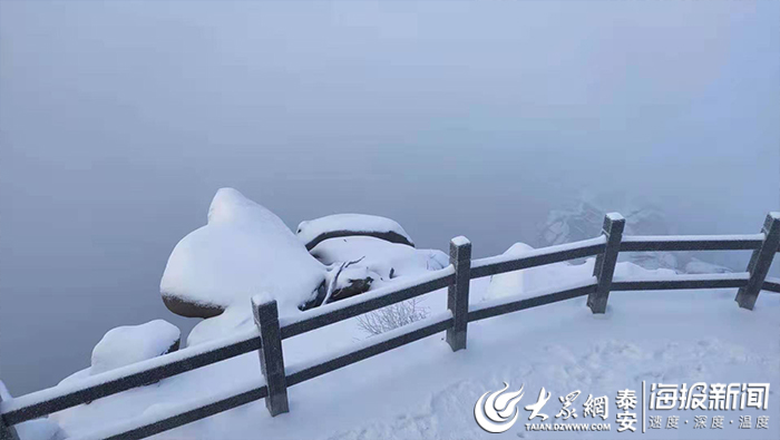 First snow of 2020 makes Lianhua Mountain more beautiful