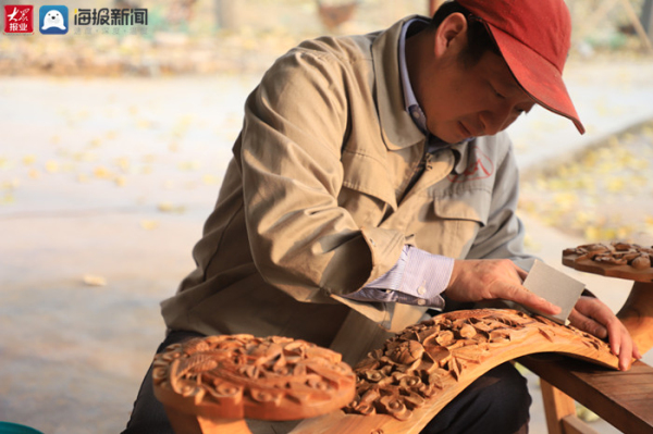 Craftsman makes mahogany carvings in Feicheng