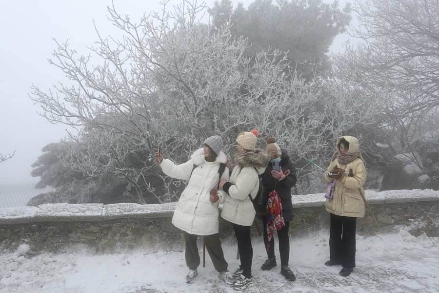 Frozen rime turns Mount Tai into fairyland