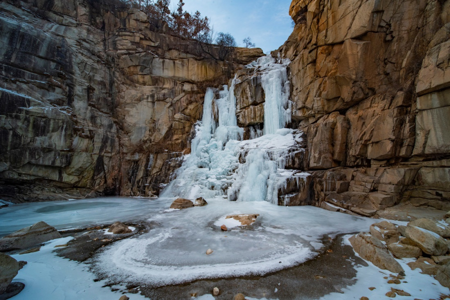 Marvelous spectacle of icefall on Mount Tai