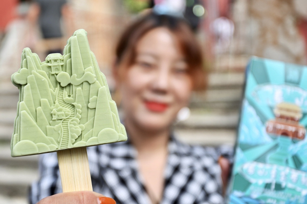 Creative ice pops on Mount Tai a hit in summer