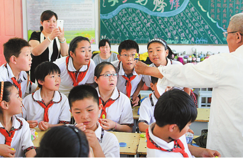 Handicraft fun brightens up pupils' activity class