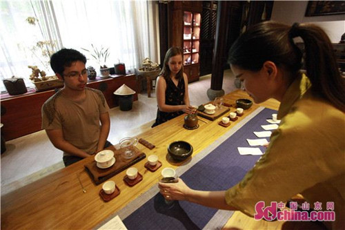 Foreign students learn how to make the perfect brew