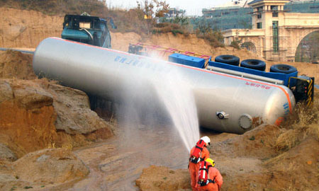 Tanker truck falls down on highway