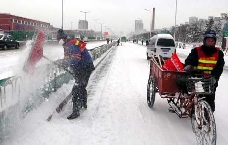 Heavy snowfall hits N China's Tianjin