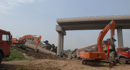 Expressway ramp bridge collapse kills 6, injures 4