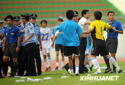 Angry player tried to beat referee