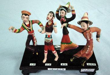 Dough figurine maker makes unique gift for National Day