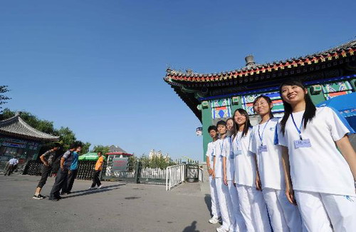 Volunteers start to offer services for 2010 Summer Davos Forum