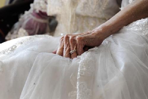 101-year-old granny takes pictures in wedding dress