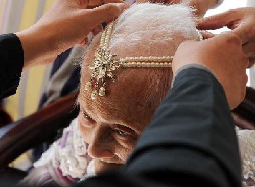 101-year-old granny takes pictures in wedding dress