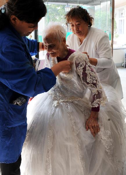 101-year-old granny takes pictures in wedding dress