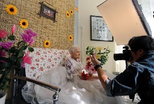 101-year-old granny takes pictures in wedding dress