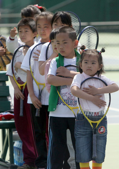 Children rushing to serve after Li's victory