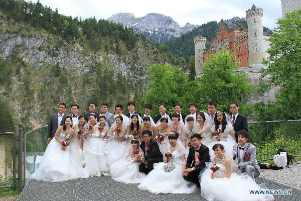 Chinese couples attend group wedding in Germany