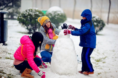 Citizens enjoy heavy snow in Tianjin