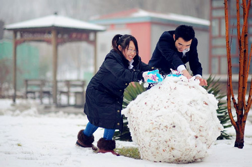 Citizens enjoy heavy snow in Tianjin