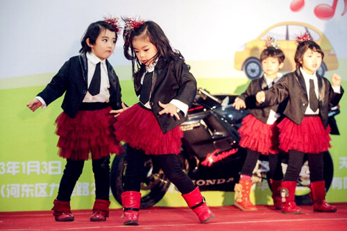 Contestants pose in 1st Tianjin Children Car Model Contest