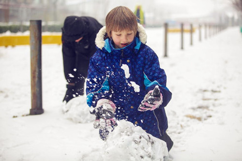 Citizens enjoy heavy snow in Tianjin